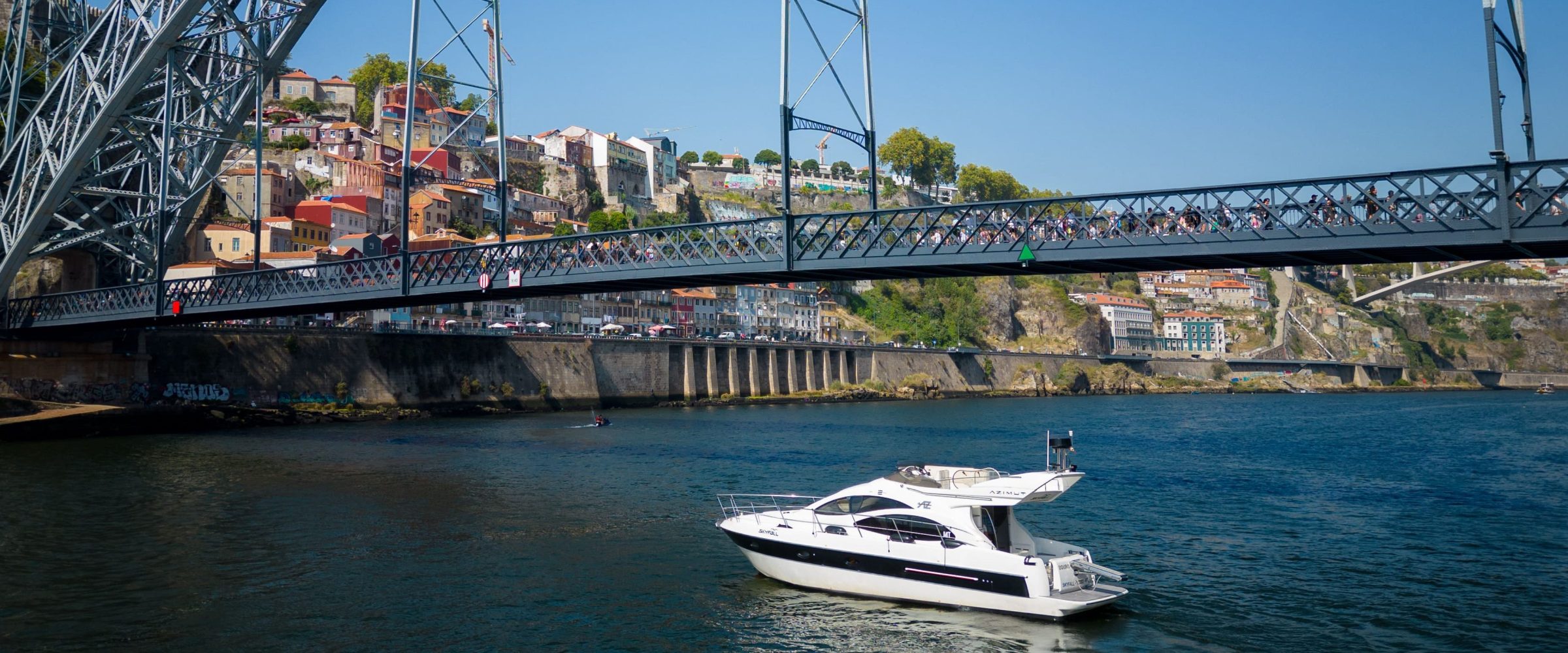 Party Boat River Cruise Sailing 360 offers an exclusive offer of private boat tours in the douro river