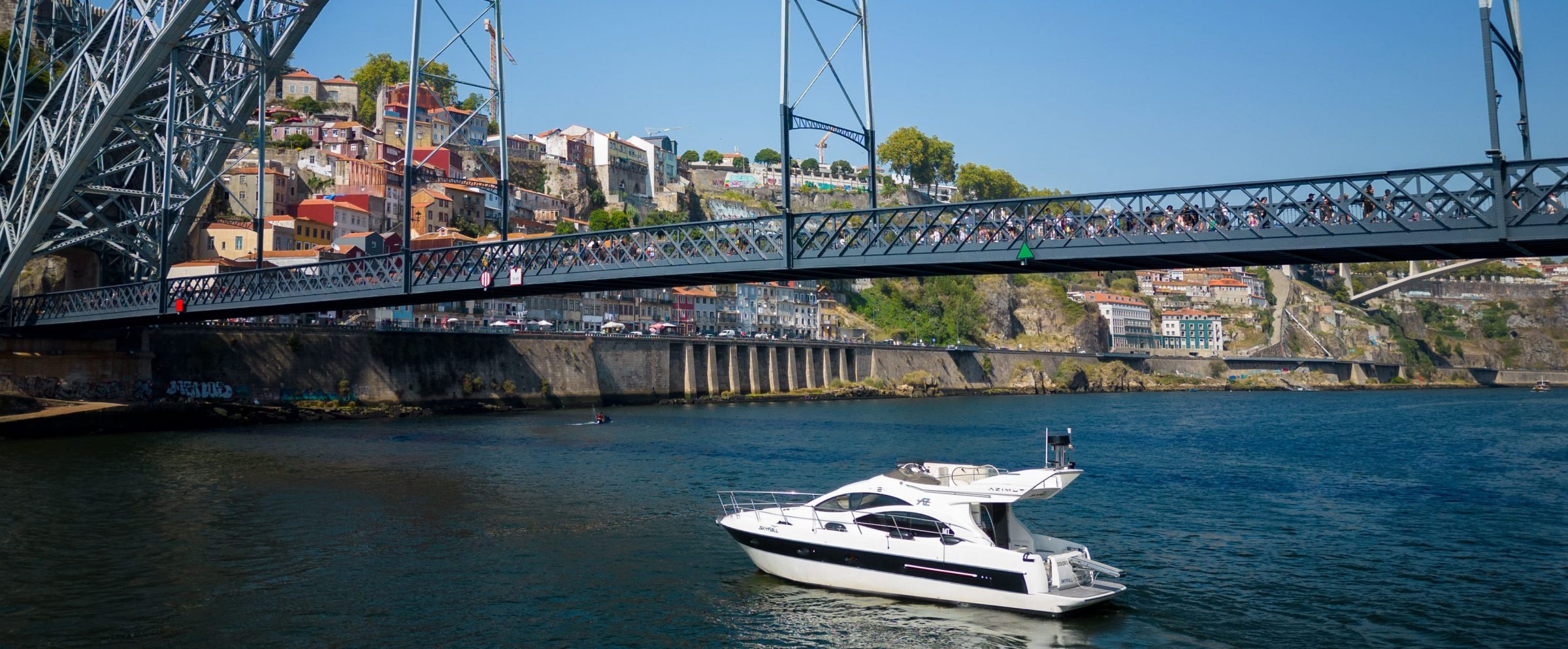 Party Boat River Cruise Sailing 360 offers an exclusive offer of private boat tours in the douro river