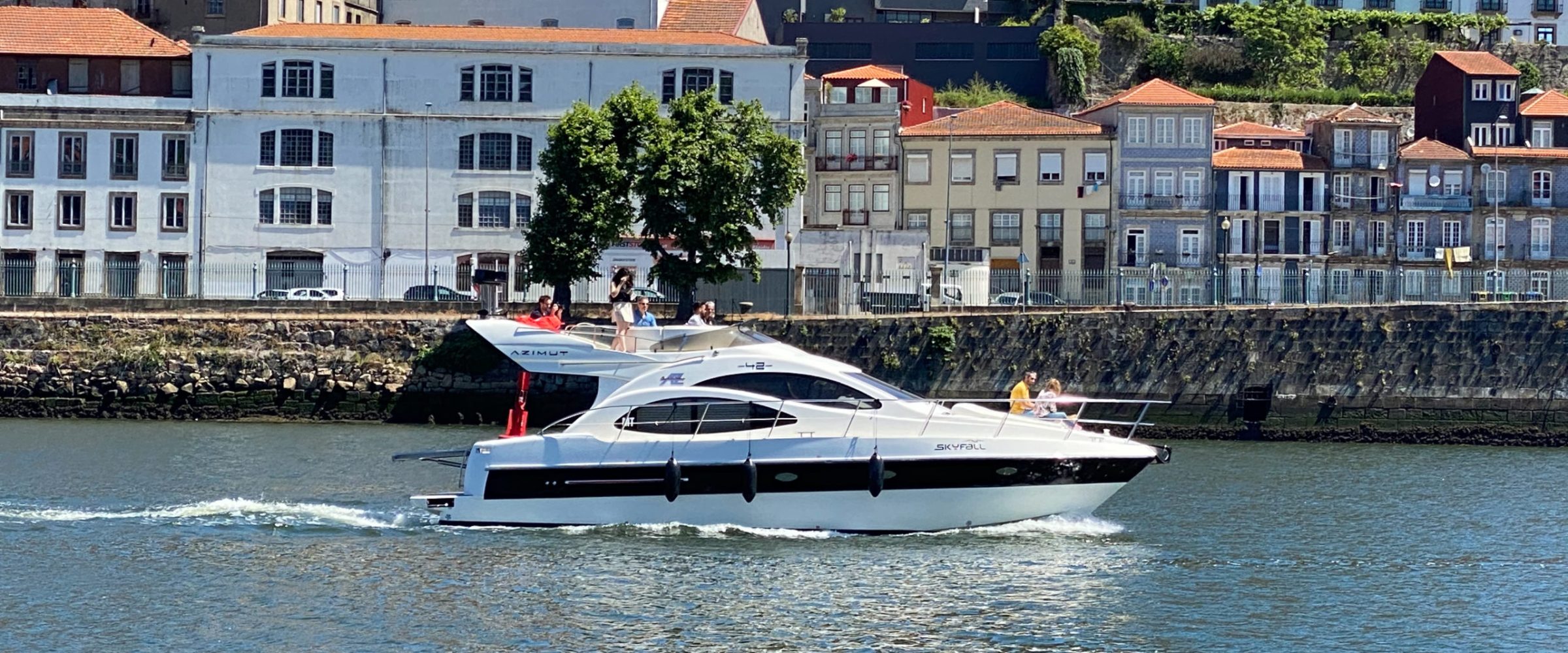 Passeio de barco a bordo skyfall rio douro