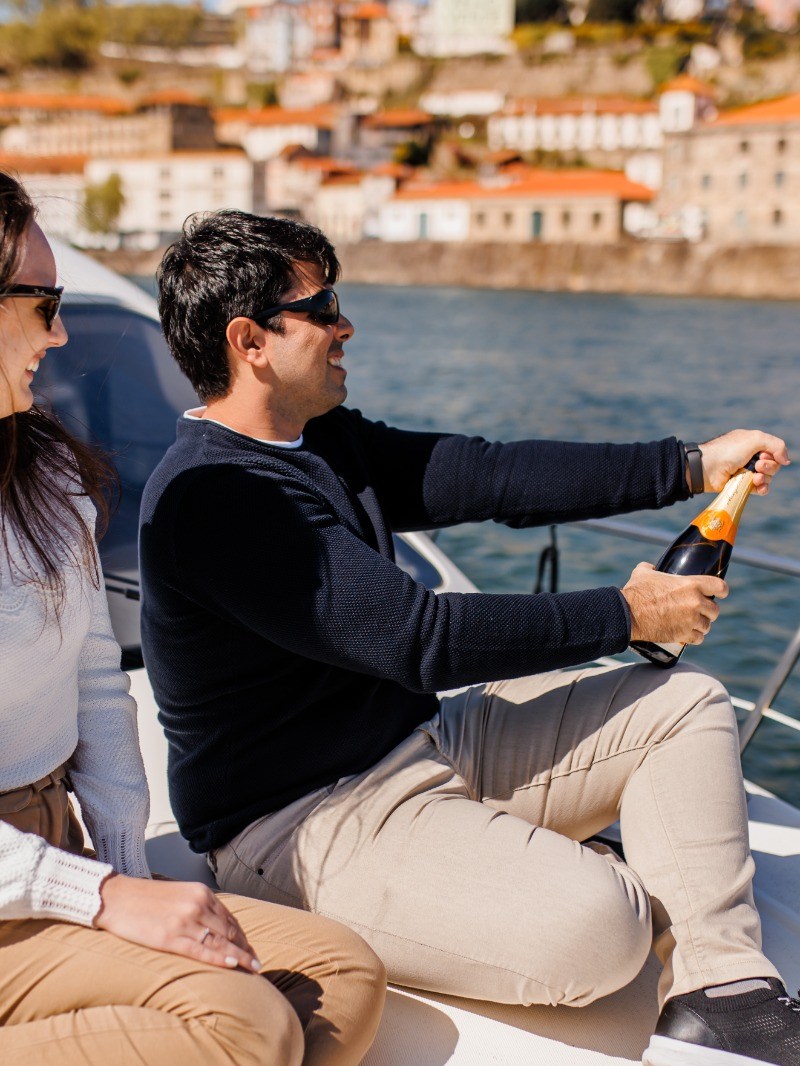 couple in a boat, sailing 360, porto