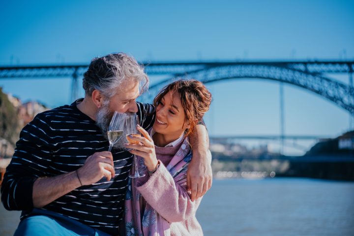 Old couple, skyfall, sailing 360