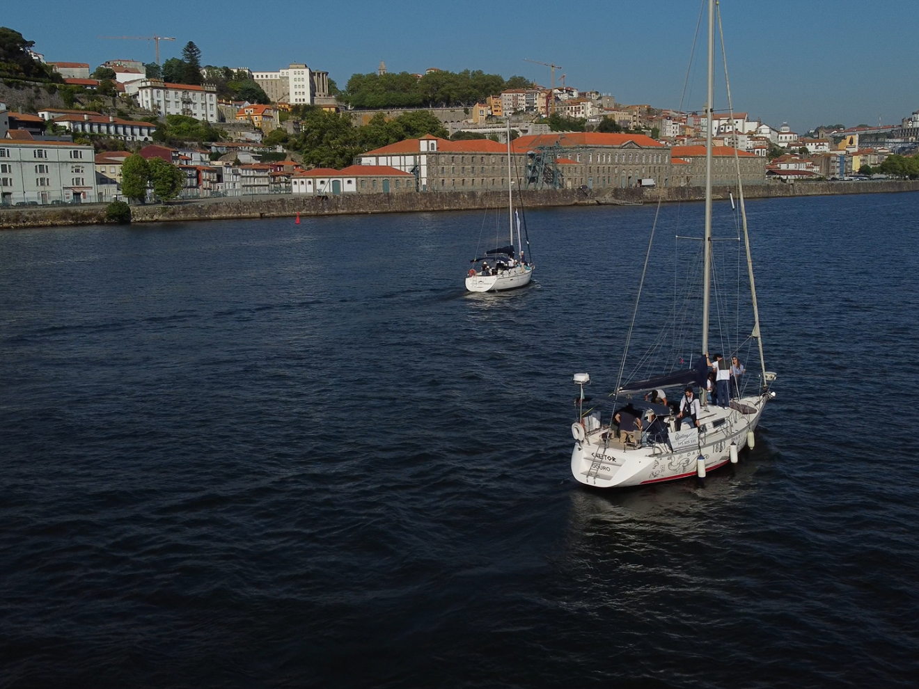 Passeio de dois veleiros no rio douro