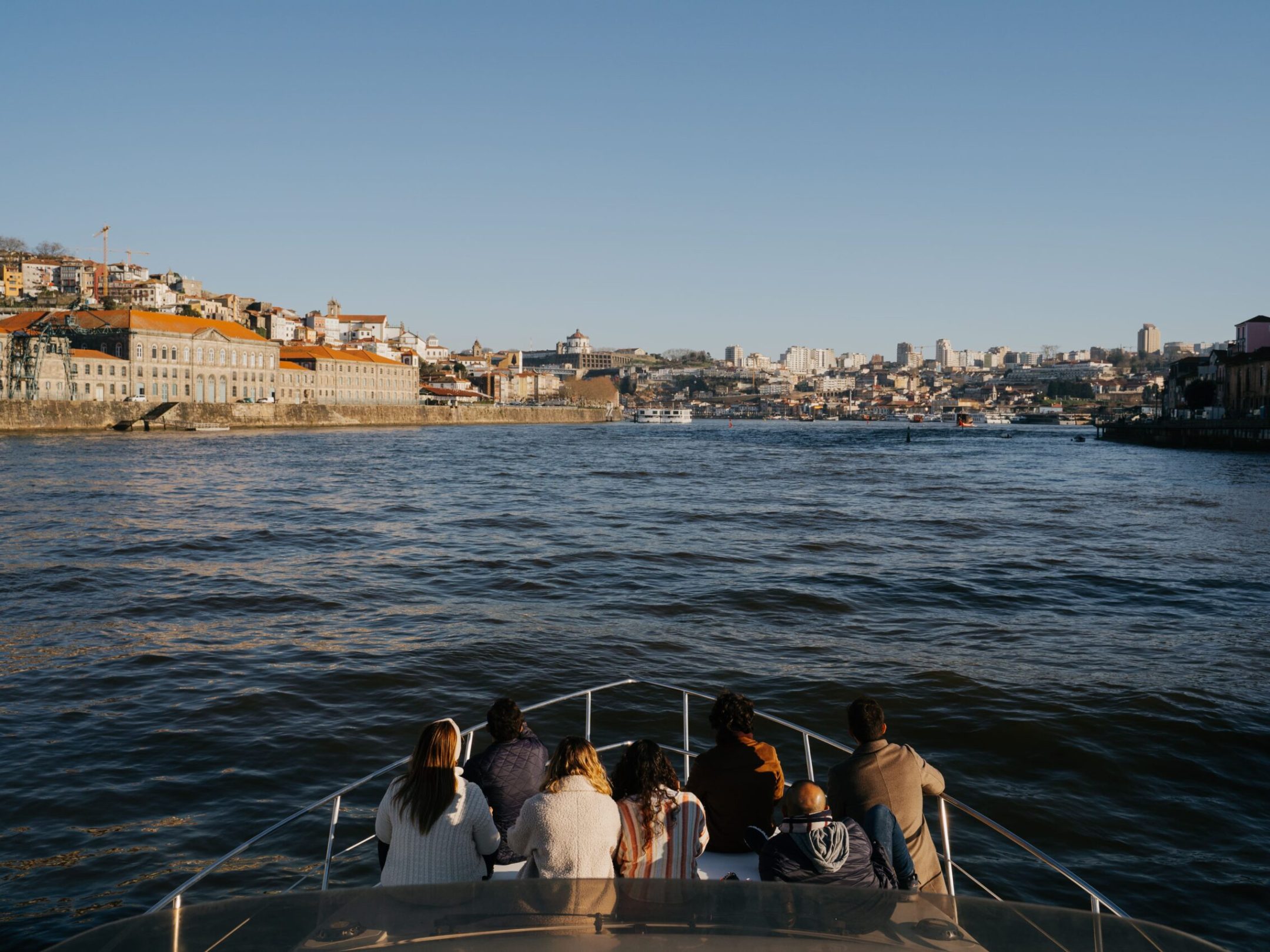 Prova de vinhos do Porto a bordo de um passeio de barco no rio Douro