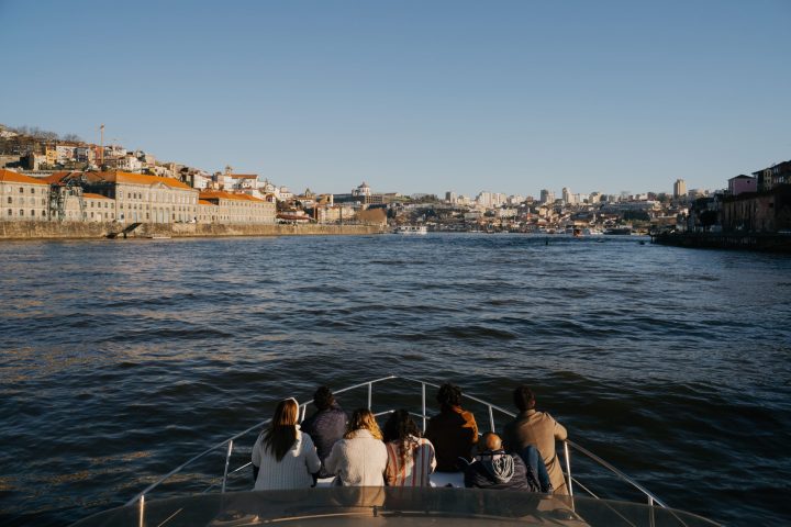 Prova de vinhos do Porto a bordo de um passeio de barco no rio Douro