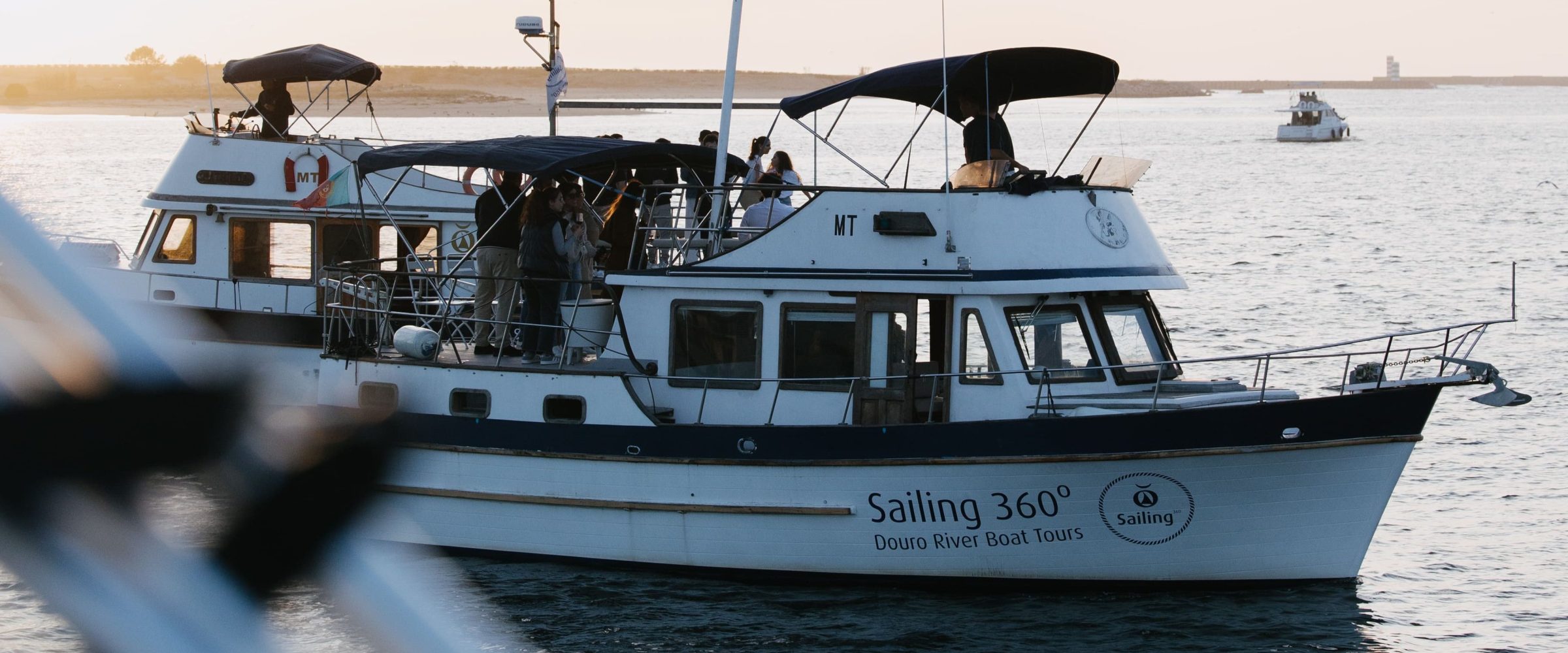 Sailing 360 Passeios de barco no rio douro a boat on a body of water