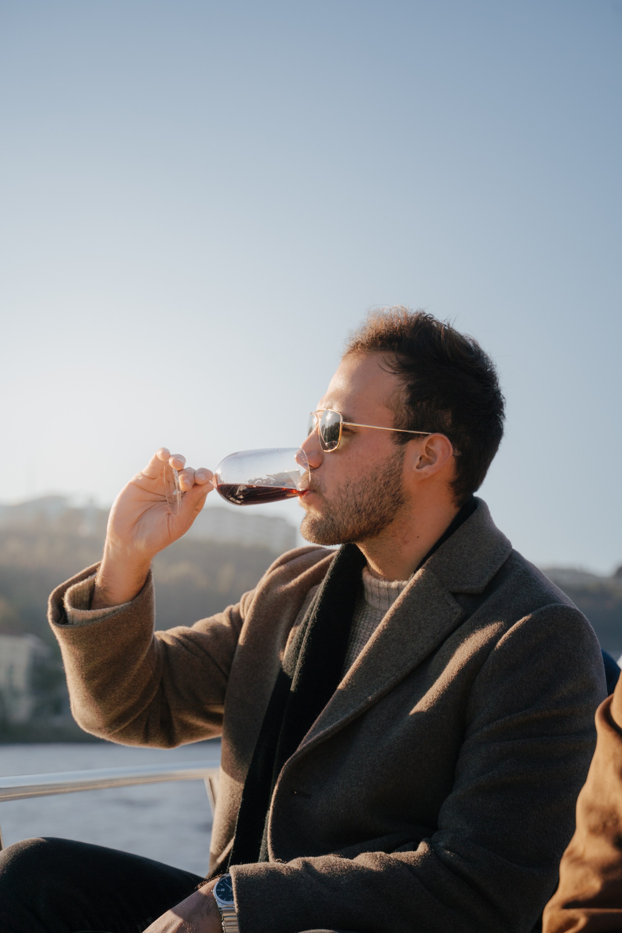 Sailing360-25 HOMEM A DEGUSTAR UM COPO DE VINHO NO PORTO NUM PASSEIO DE BARCO PELO DOURO