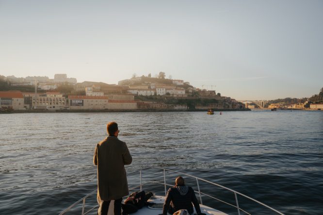 Vista do centro histórico do Porto sobre a colina, vista a partir da proa de um barco no Rio Douro